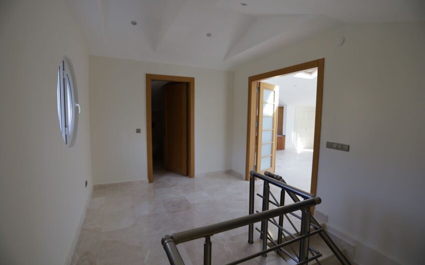 Triplex Town House for Sale in Goldcity Alanya