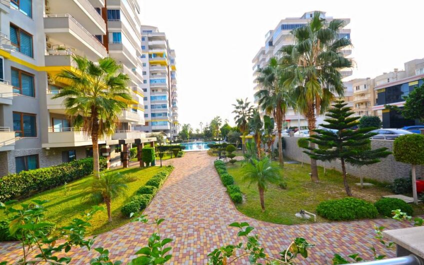 2+1 apartment for sale in a central location and seafront complex in Mahmutlar