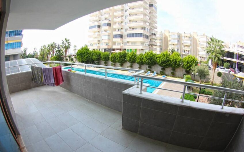 2+1 apartment for sale in a central location and seafront complex in Mahmutlar