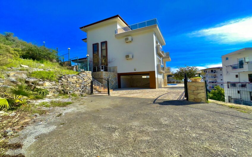 LYXVILLA MED FULL HAVS- OCH SLOTTSUTSIKTER I ALANYA, TURKIET