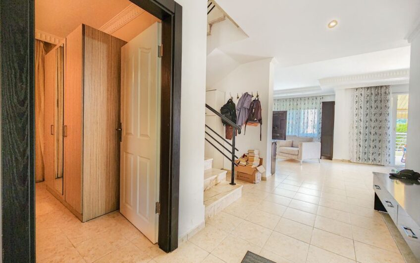 Срочно продается отдельно стоящая вилла в жилом комплексе в Карджичаке, Алания – инвестиционная возможность.