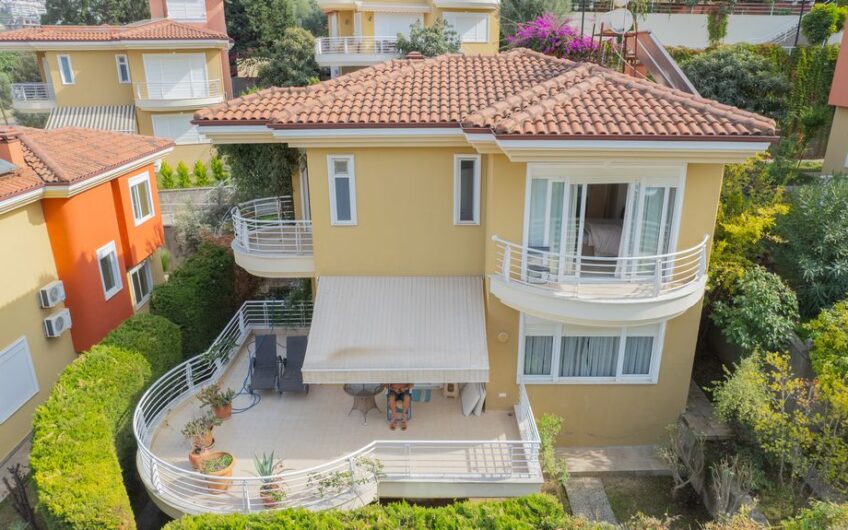 Срочно продается отдельно стоящая вилла в жилом комплексе в Карджичаке, Алания – инвестиционная возможность.