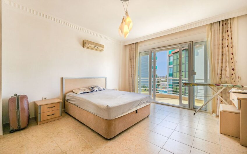 Срочно продается отдельно стоящая вилла в жилом комплексе в Карджичаке, Алания – инвестиционная возможность.