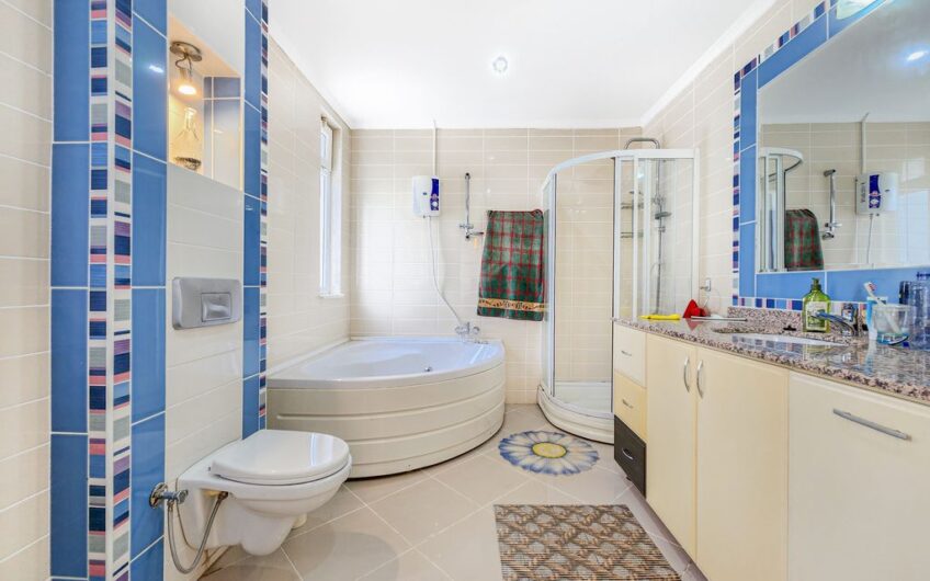 Срочно продается отдельно стоящая вилла в жилом комплексе в Карджичаке, Алания – инвестиционная возможность.