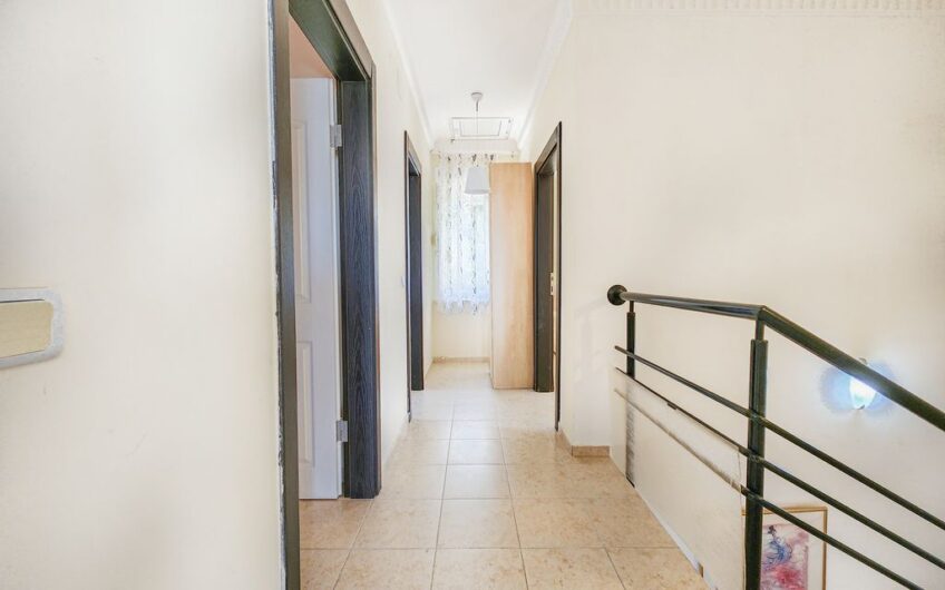 Срочно продается отдельно стоящая вилла в жилом комплексе в Карджичаке, Алания – инвестиционная возможность.