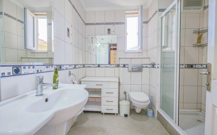 Срочно продается отдельно стоящая вилла в жилом комплексе в Карджичаке, Алания – инвестиционная возможность.