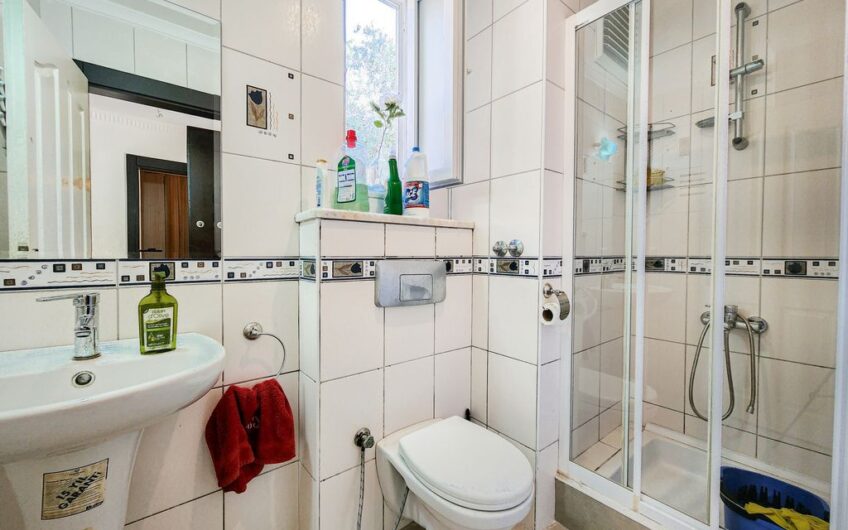 Срочно продается отдельно стоящая вилла в жилом комплексе в Карджичаке, Алания – инвестиционная возможность.