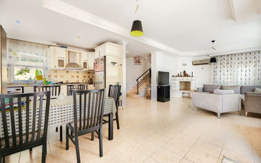 Срочно продается отдельно стоящая вилла в жилом комплексе в Карджичаке, Алания – инвестиционная возможность.