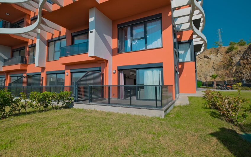 2+1-lägenhet i två plan med egen trädgård och havsutsikt till salu i Demirtaş, Alanya